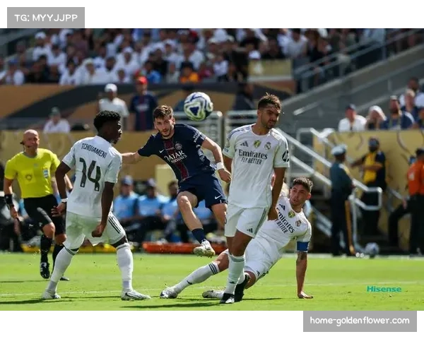 伊斯坦布尔德比气氛火爆 阿森西奥遭投掷物击中倒地